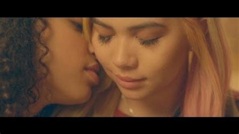 Hayley Kiyoko em SP: Uma Noite de Pop e Amor Sem Limites!