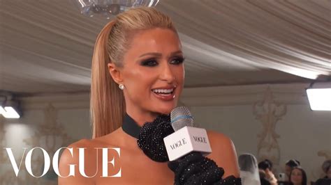  A Revelação Polêmica de Paris Hilton no Met Gala: Um Vestido Brilhante e um Legado Polémico?