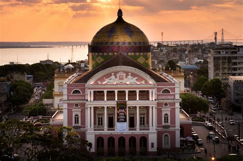 A Sensação de Pieter-Dirk Uys no Teatro Amazonas: Uma Noite de Humor e Reflexão na Amazônia!